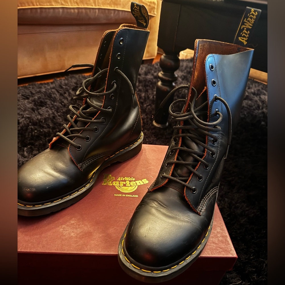 Dr. Martens Air Wair -genuine leather- made in England black 10 eyelet boot